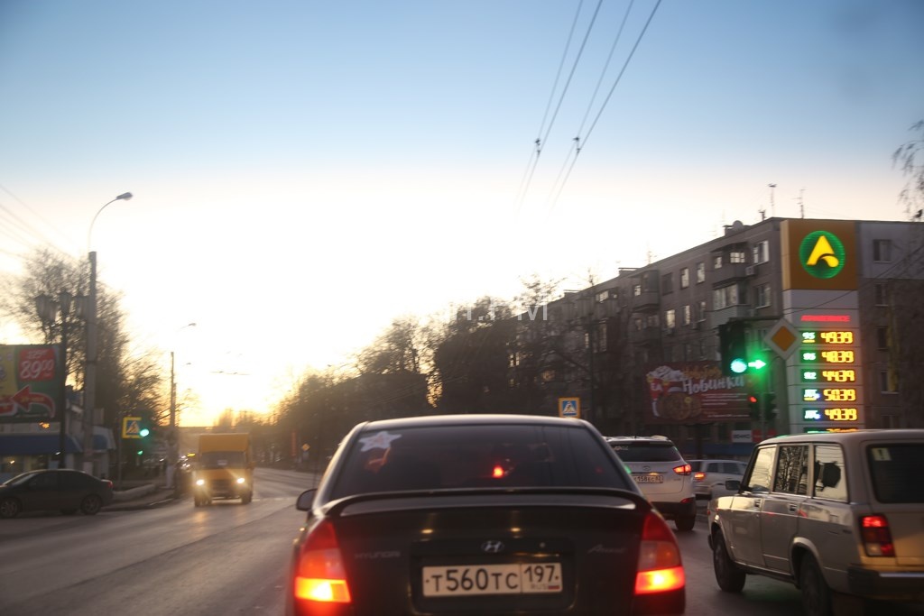 Сколько минут горит светофор. Светофоры в Керчи. Улица Керченская светофор Астрахань. В Кумертау загорелся светофор. Горит стрелка поворота а там горит зеленый для пешехода.