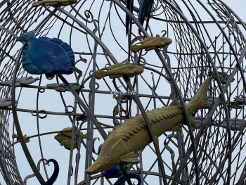 Ржавчина осталась: в Керчи обновили покраску на памятнике «Дары моря»