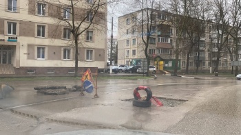 На Горького приступили к ремонту просевшего участка дороги