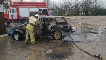 В Крыму у рынка сгорел автомобиль