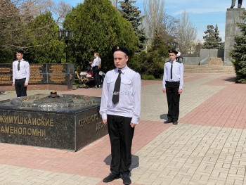 Керченские школьники продолжают стоять у Вечного огня в Почетном карауле
