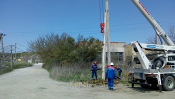 Керченский РЭС меняет электроопоры в районе горгаза