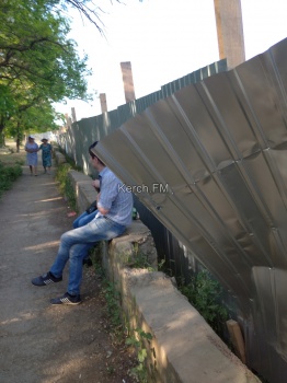 В Аршинцево вновь разломали забор, закрывающий противооползневые работы