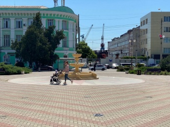 В Керчи около здания администрации до сих пор не работает фонтан