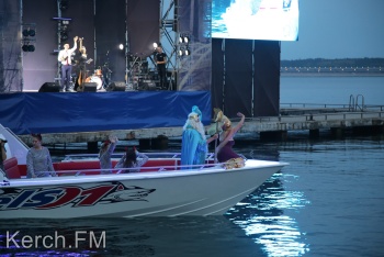 Нептун на катере поздравил керчан с Днём рыбака