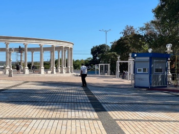 На площади Ленина в Керчи появилась охрана