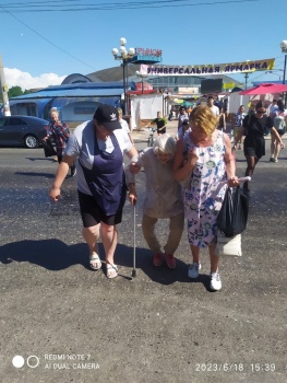 Пожилая женщина прилипла к свежему асфальту в районе автовокзала Керчи и упала