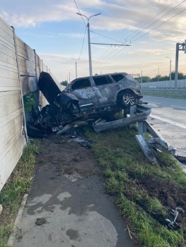На Евпаторийском шоссе в Крыму взорвалась машина