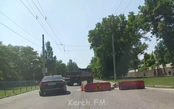 На повороте с Кокорина на Вокзальное шоссе в Керчи проводят дорожные работы