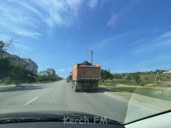 Водители самосвалов загрязняют дороги Керчи и угрожают безопасности других водителей