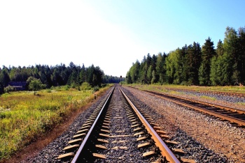 В Кировском районе Крыма неизвестные повредили железнодорожные пути