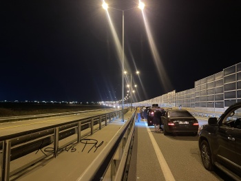 Обновлено: Пробка на Крымский мост со стороны Кубани сократилась