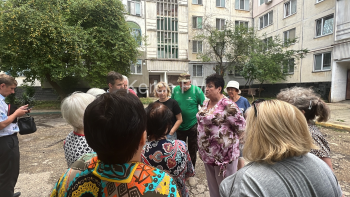«Вы разрешение у меня спросили, чтобы фотографировать»: Ольга Солодилова пришла на сход граждан