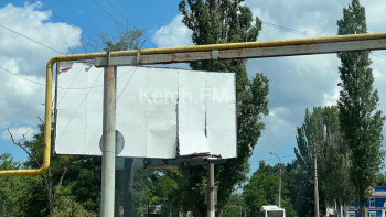 Керчане опасаются, что часть билборда упадет на проезжающие машины