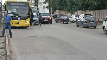 Из-за небольшой аварии на Музее в Керчи остановилось движение троллейбусов