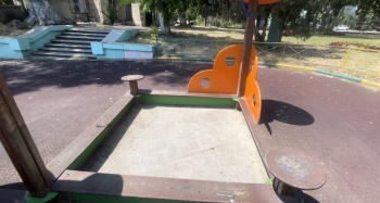 Аленка нынче не та: в детском сквере керченские малыши играют в бетонной песочнице