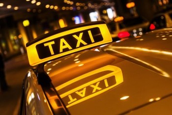 Пьяная пассажирка украла сумку с деньгами у водителя такси в Крыму