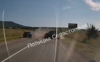 В Крыму в ДТП столкнулись три автомобиля, пострадали четыре человека (момент аварии)