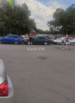 На парковке в центре Керчи произошла авария