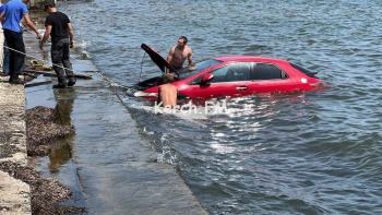 На парковке Генмола в Керчи машина упала в море