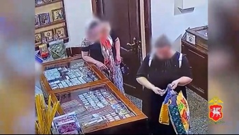 В Крыму посетительница храма  украла две серебряные цепочки с прилавка (видео)
