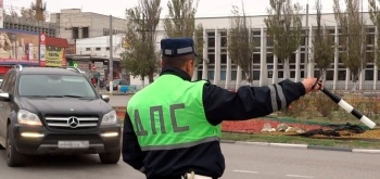 Житель Крыма под наркотиками на угнанной машине убегал от полиции и едва не сбил детей