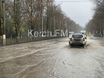 Из-за сильного дождя начало подтапливать центральные дороги Керчи