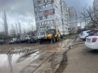 В Керчи начали работы по грейдированию дорог самого «убитого» двора