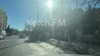 Коммунальщики приступили к мытью остановочных карманов в Керчи