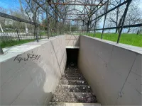 Туалет на спортплощадке в Молодежном парке Керчи превратили в свалку